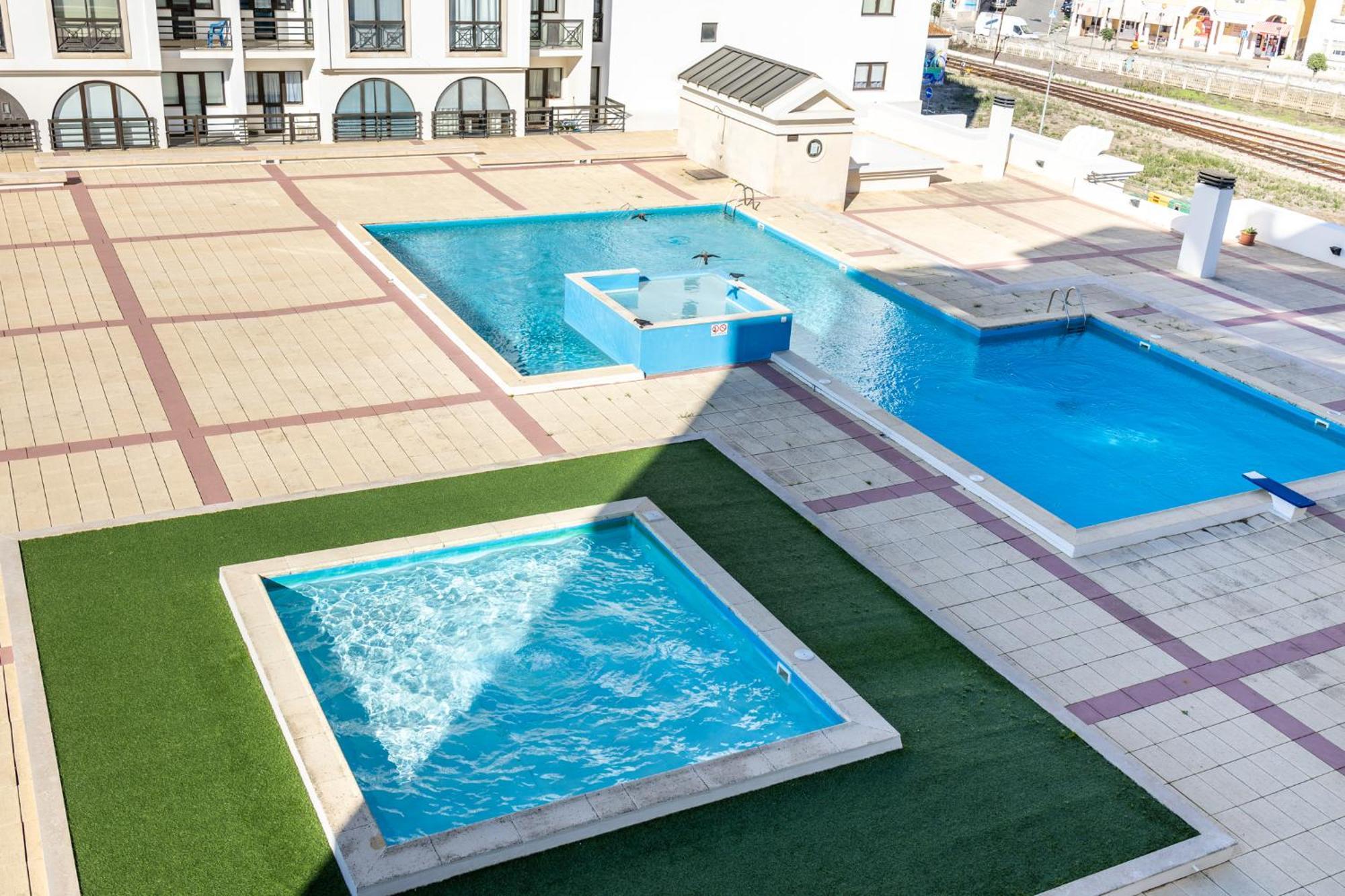 Beachfront 3Bdr Apt On Marginal Boulevard São Martinho do Porto Exterior foto